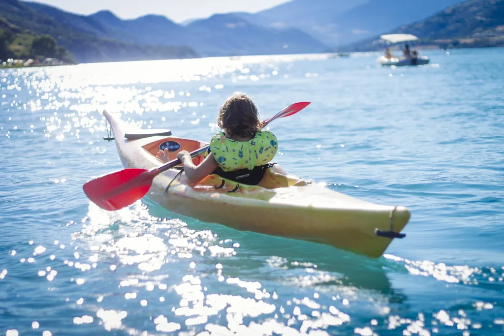 Jeune femme dans un canoë kayak sur le lac de Serre-Ponçon.