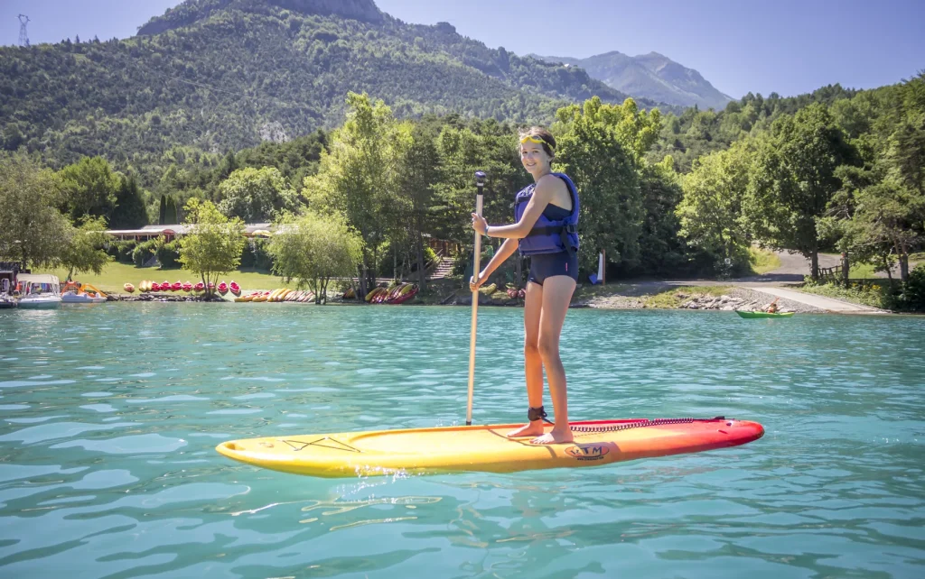 Jeune femme en Paddle sur le lac de Serre-Ponçon.