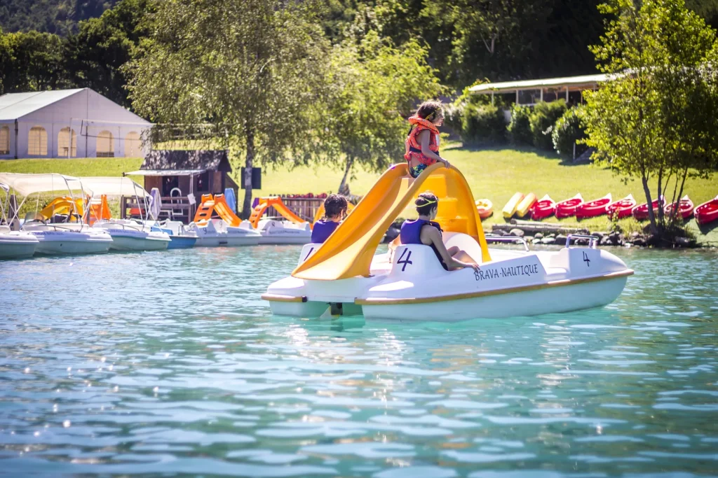 Enfants faisant du pédalo sur le lac de Serre-Ponçon.