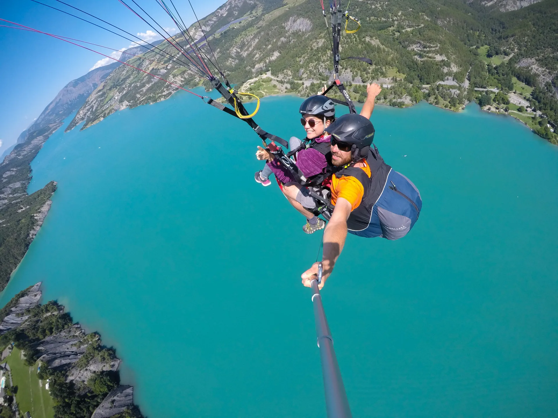 Vol biplace en parapente au dessus du la de Serre-Ponçon