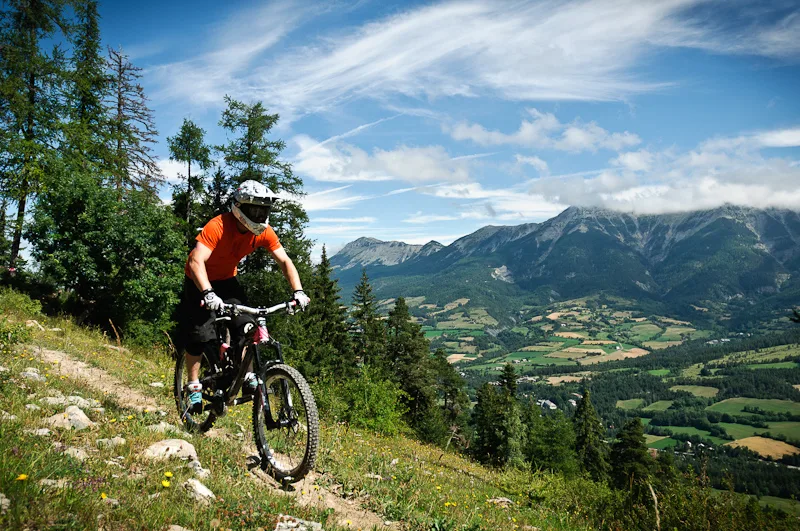 VTT de descente sur le bike-park du Grand Puy