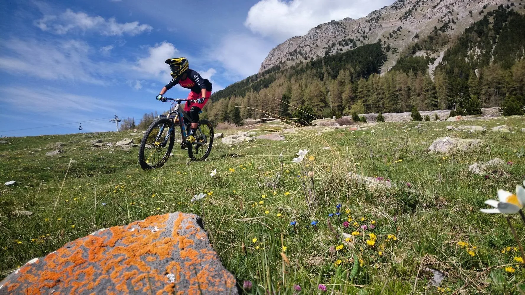 VTT de descente sur le bike-park de Montclar