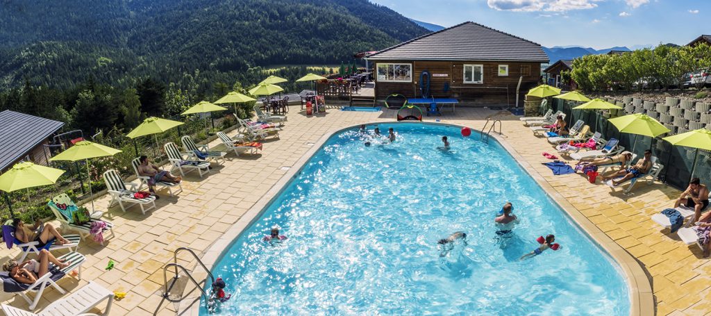 Vue de la piscine de la résidence Les Balcons du Grand-Puy à Seyne les Alpes.