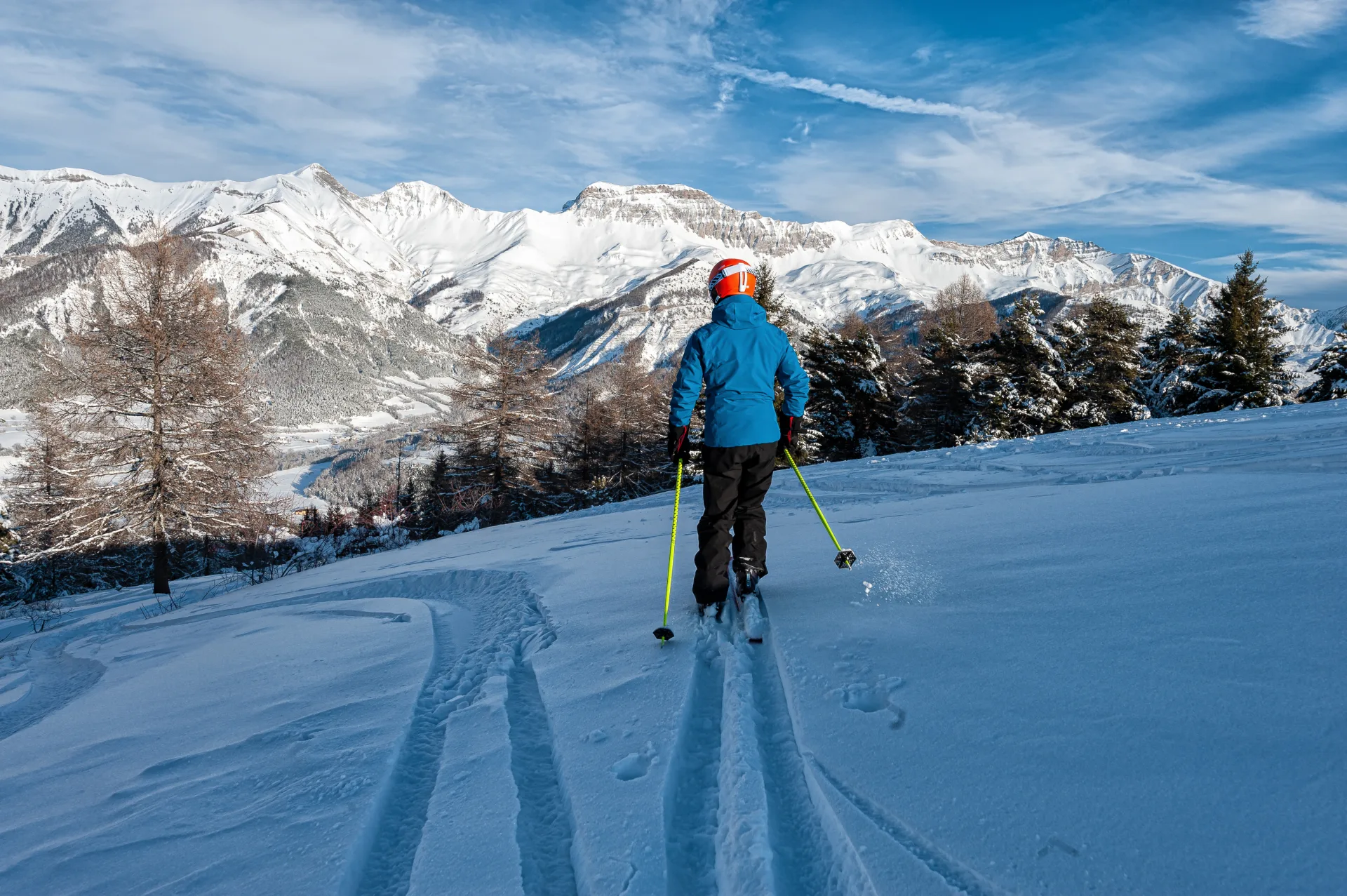 Skieur sur les pistes de la station du Grand-Puy face au sommet de Rocheclose