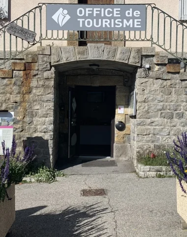 Entrée de l'Office de Tourisme de Seyne les Alpes