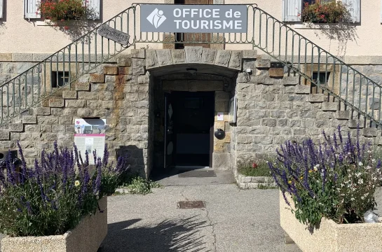 Entrée de l'Office de Tourisme de Seyne les Alpes