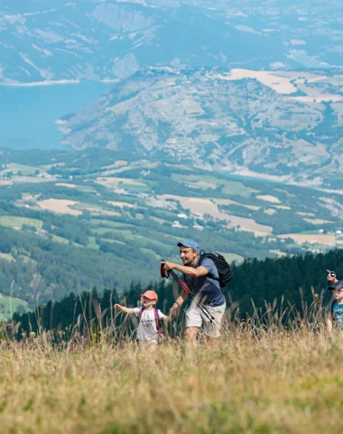 Famille en randonnée pédestre à Montclar Vue sur Serre-Ponçon
