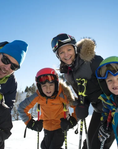 Famille en vacances au ski