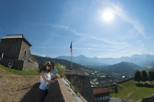 Jeune femme admirant le vue sur Seyne les Alpes et la vallée de la Blanche, depuis le fort Vauban
